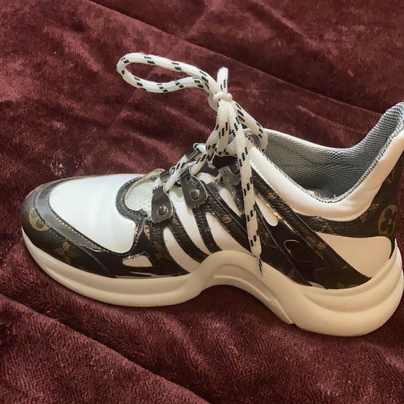 🥰 Too Small 🥰 - Picture 3 of 5